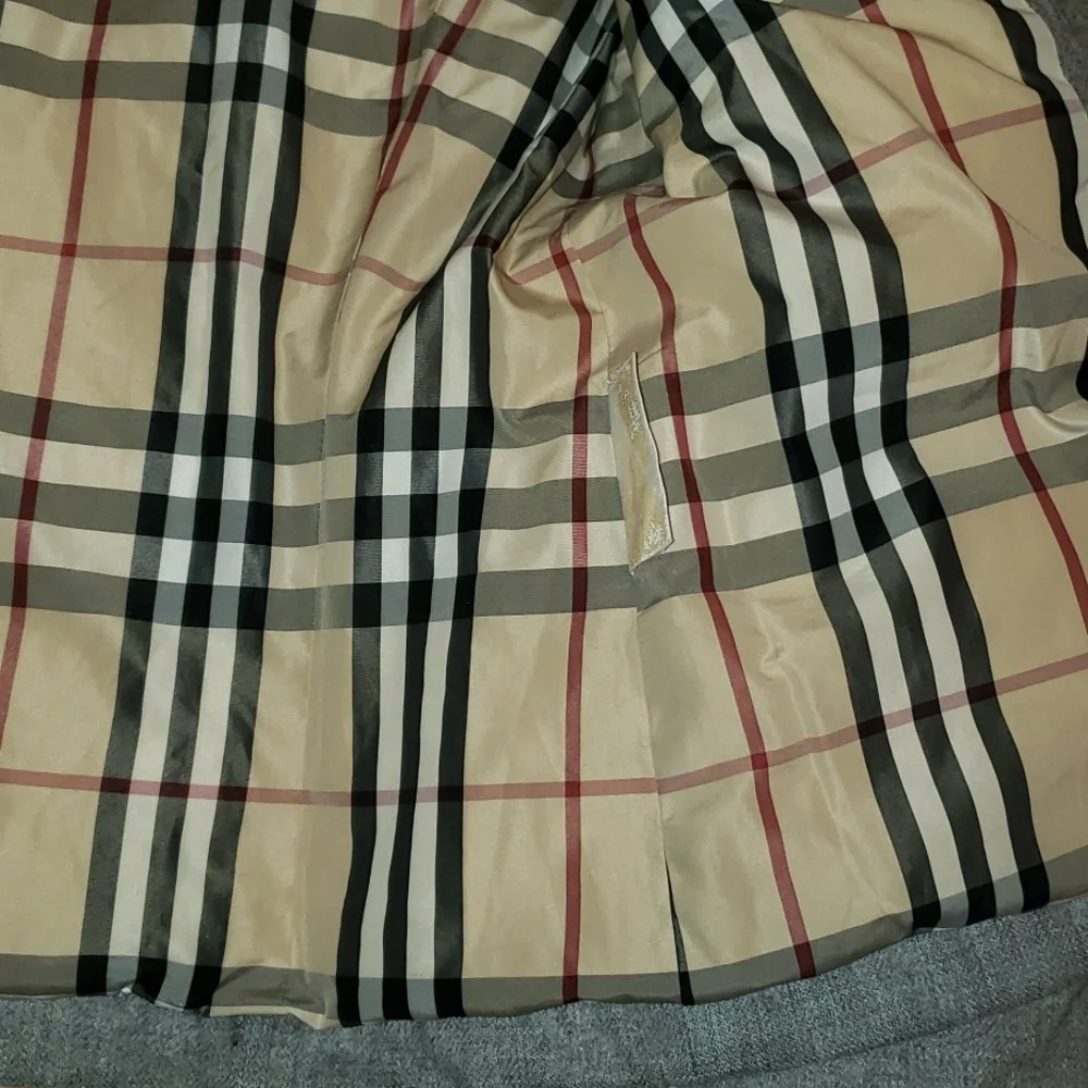 Burberry hooded winter coat. - Picture 7 of 13